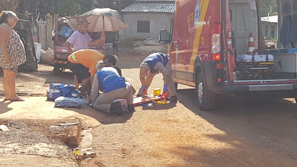 Mulher cai de moto e sofre suspeita de fratura