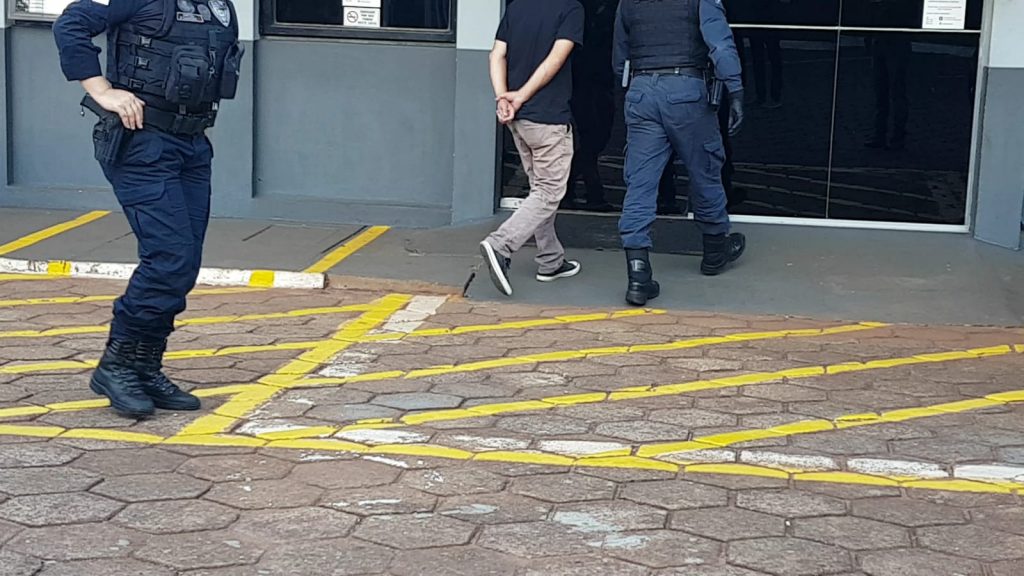 Indivíduo é levado até a 15ª Subdivisão Policial pela Patrulha Maria da Penha