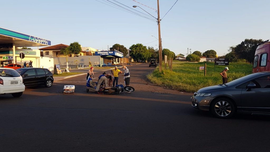 Vítima de acidente envolvendo carro e moto mobiliza socorristas