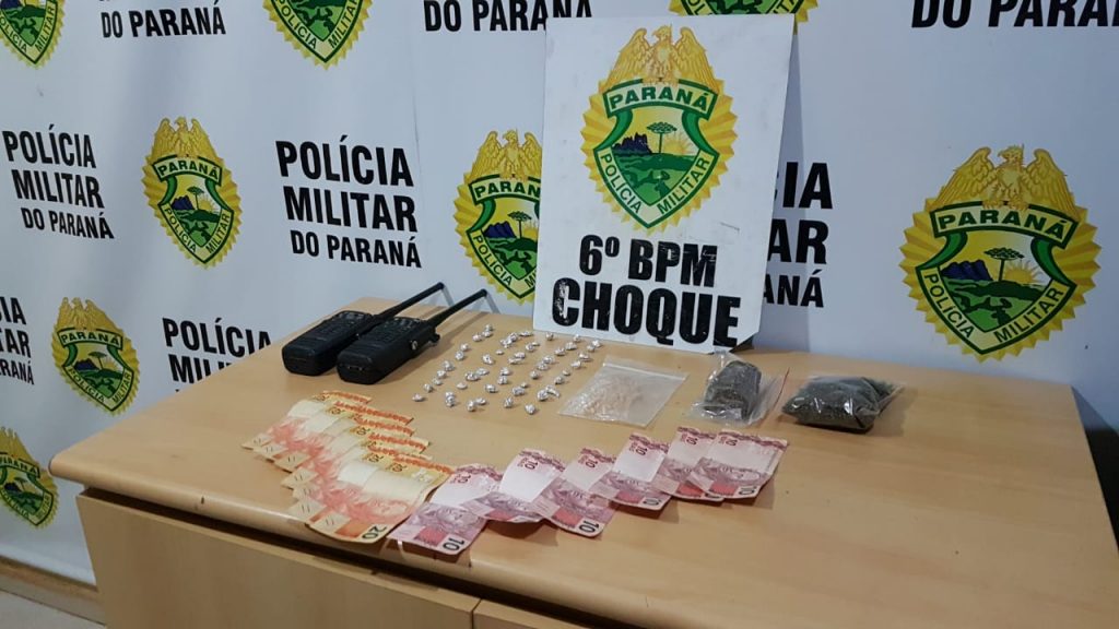 Mulher é detida por suspeita de tráfico de drogas e corrupção de menor