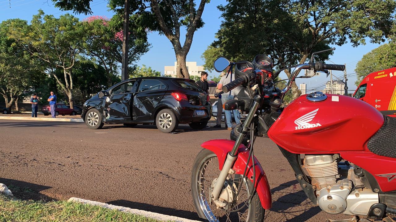 Grave acidente entre duas motos e um carro é registrado na Rua Antonina