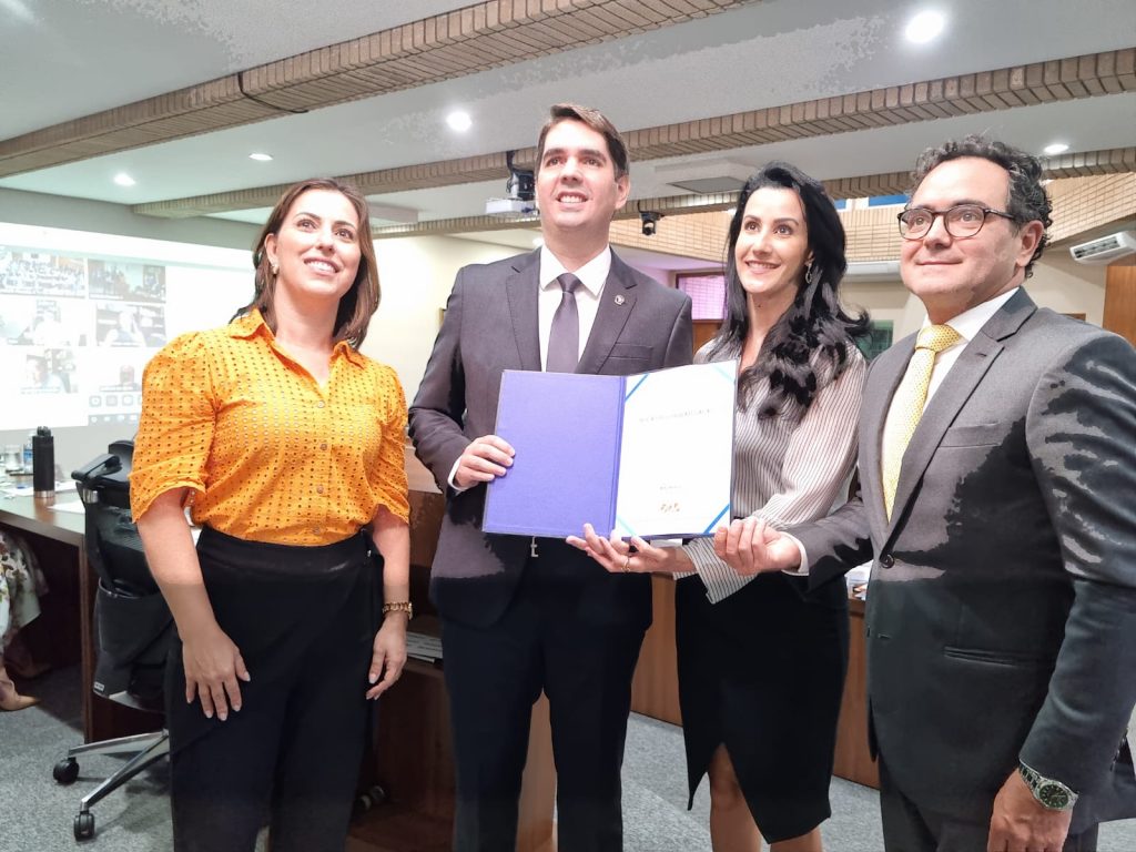 Delegado de Polícia Civil recebe Moção de Congratulação da OAB/MS