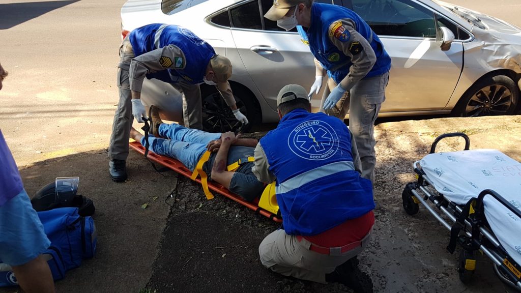 Homem fica ferido após colisão envolvendo carro e moto na Rua Cuiabá