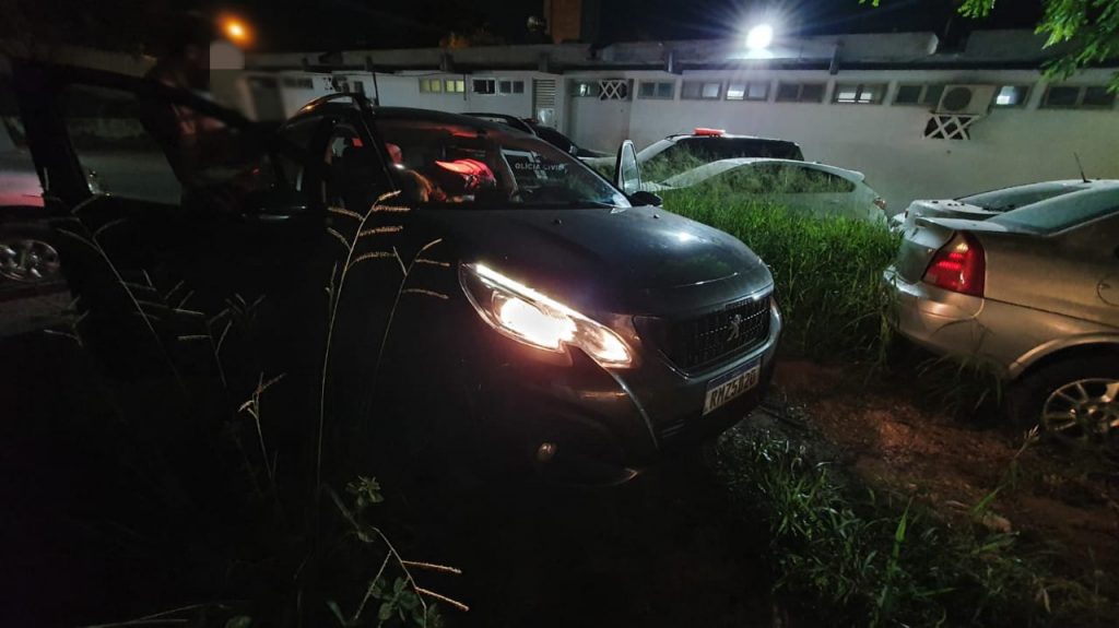 Veículo locado que seria vendido na Bolívia é apreendido por policiais civis e suspeitos de receptação e apropriação, presos