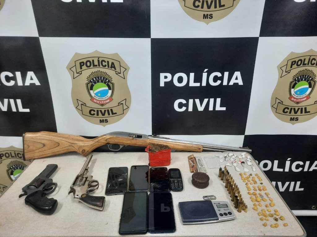 Policiais civis prende suspeitos de roubo com restrição de liberdade e apreende drogas e armas durante ação em Naviraí