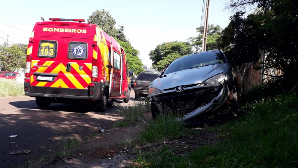 Veículo que faz entrega de gás bate contra carro estacionado no Cascavel Velho