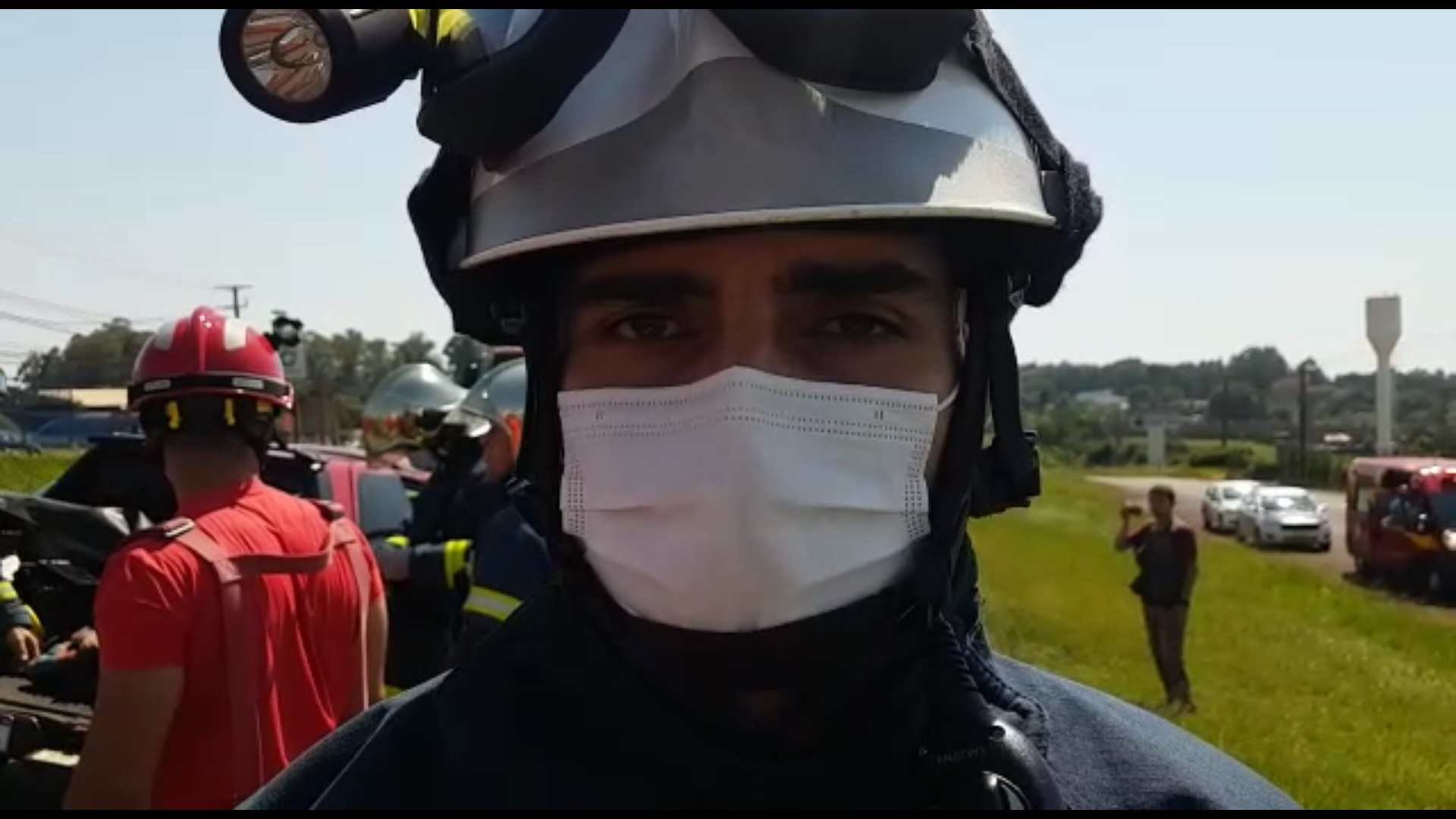 Condutor de carro que capotou na BR-277 afirmou ao Corpo de Bombeiros que foi fechado por caminhão