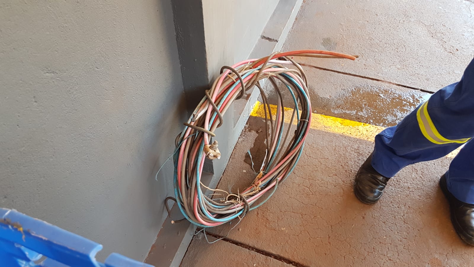 Quatro são detidos pela PM após serem flagrados fazendo gato na rede elétrica