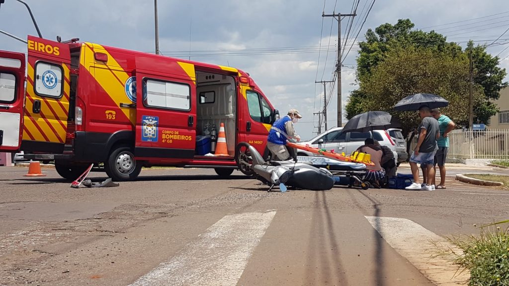 Motociclista fratura o braço em colisão de trânsito no Pacaembu; garoto de 11 anos também ficou ferido