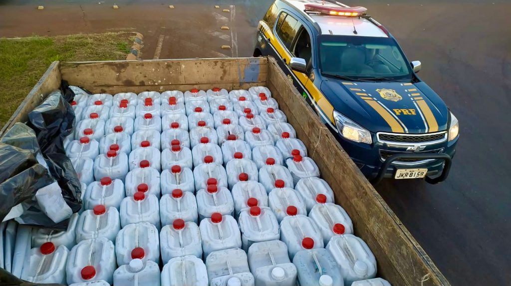 PRF apreende 4 toneladas de maconha e 2.400 litros de agrotóxico PRF apreende 4 toneladas de maconha e 2.400 litros de agrotóxico