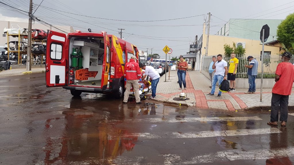 Carro e moto colidem na Rua Padre Anchieta, no Pq. São Paulo
