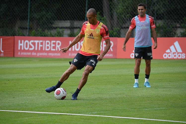 São Paulo se reapresenta de olho no clássico contra o Santos