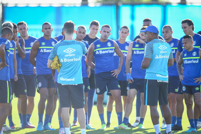 Roger faz seu primeiro treino e define equipe para duelo diante do São Luiz