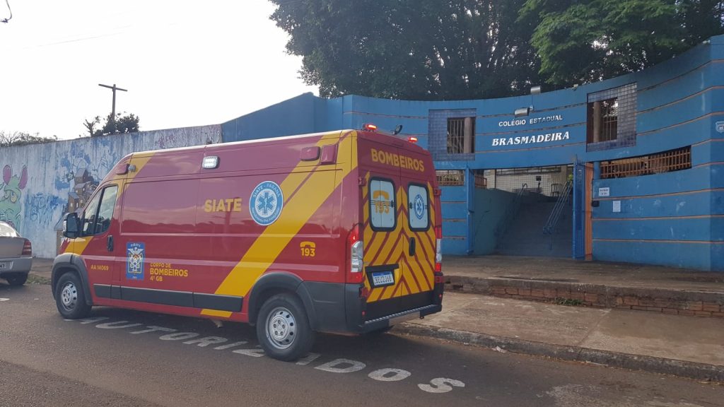 Brincadeira de criança; durante corrida dois meninos batem e cortam a testa