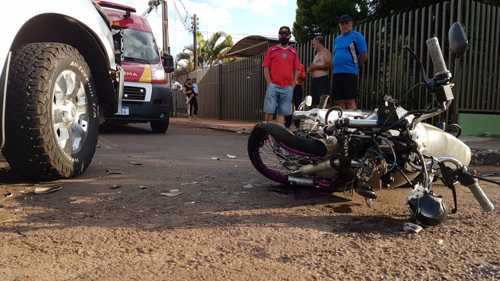Forte batida entre carro e moto deixa vítima ferida