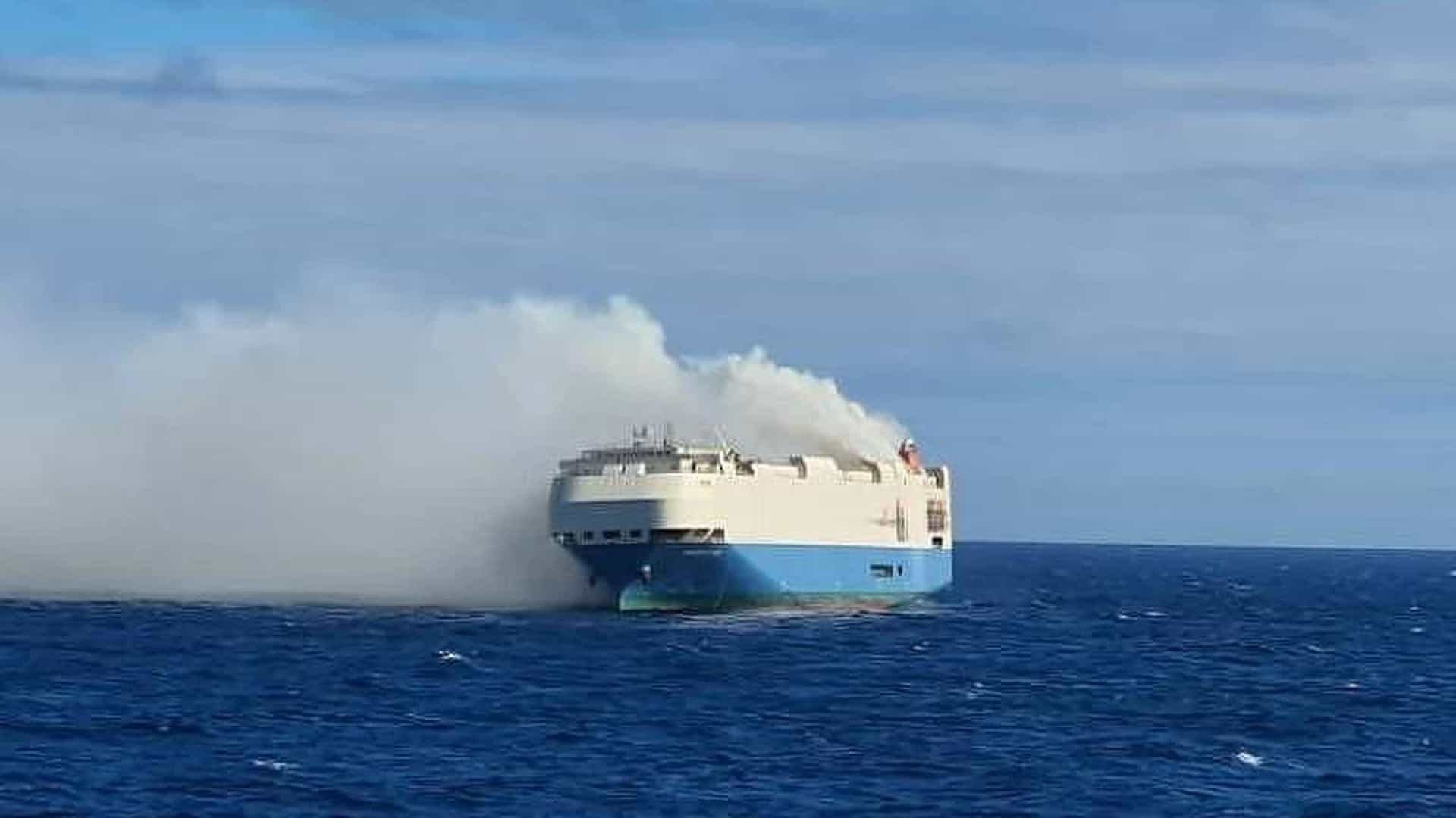 Navio com carros de luxo pega fogo, é abandonado por tripulação e fica à deriva Imagem referente a Navio com carros de luxo pega fogo, é abandonado por tripulação e fica à deriva