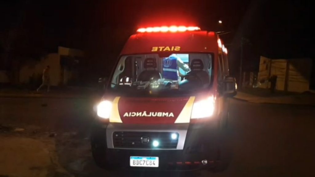 Socorristas atendem jovem que se feriu em acidente de moto