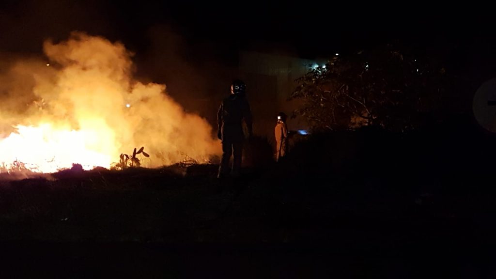 Bombeiros são mobilizados para combater incêndio na BR-467
