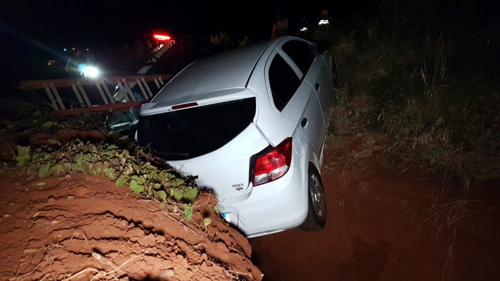 Grave acidente: Dois veículos colidem na BR-369 e saem da pista