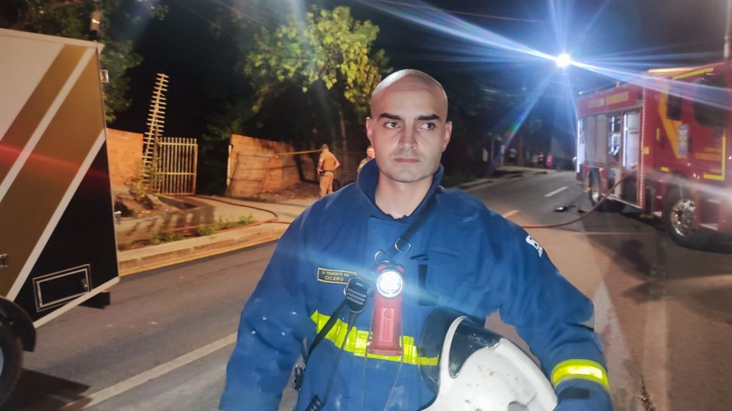 Casa em que mulher morreu carbonizada só tinha uma porta de entrada e saída e grades em todas as janelas