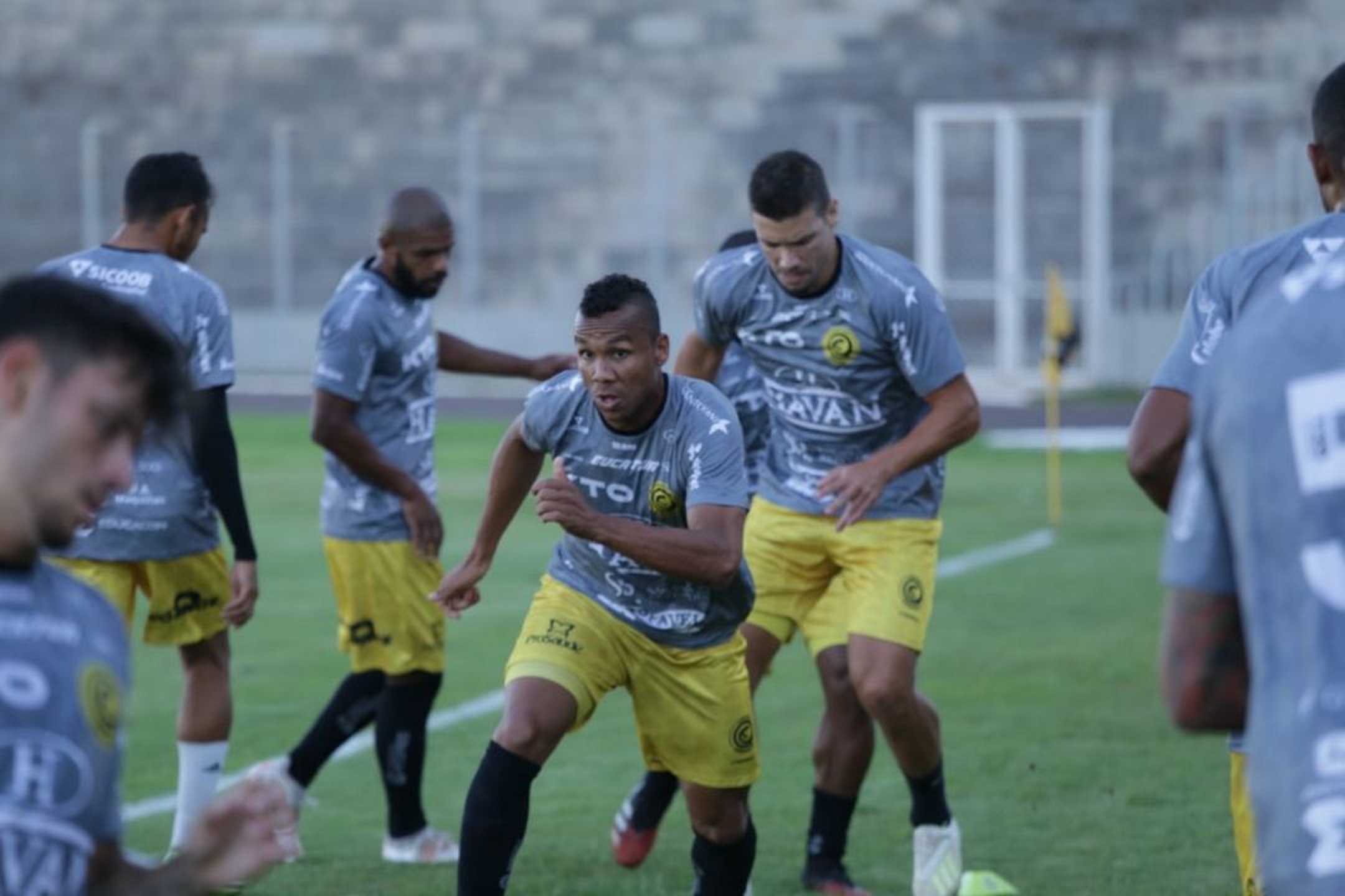 FC Cascavel defende a liderança do Paranaense contra o Azuriz