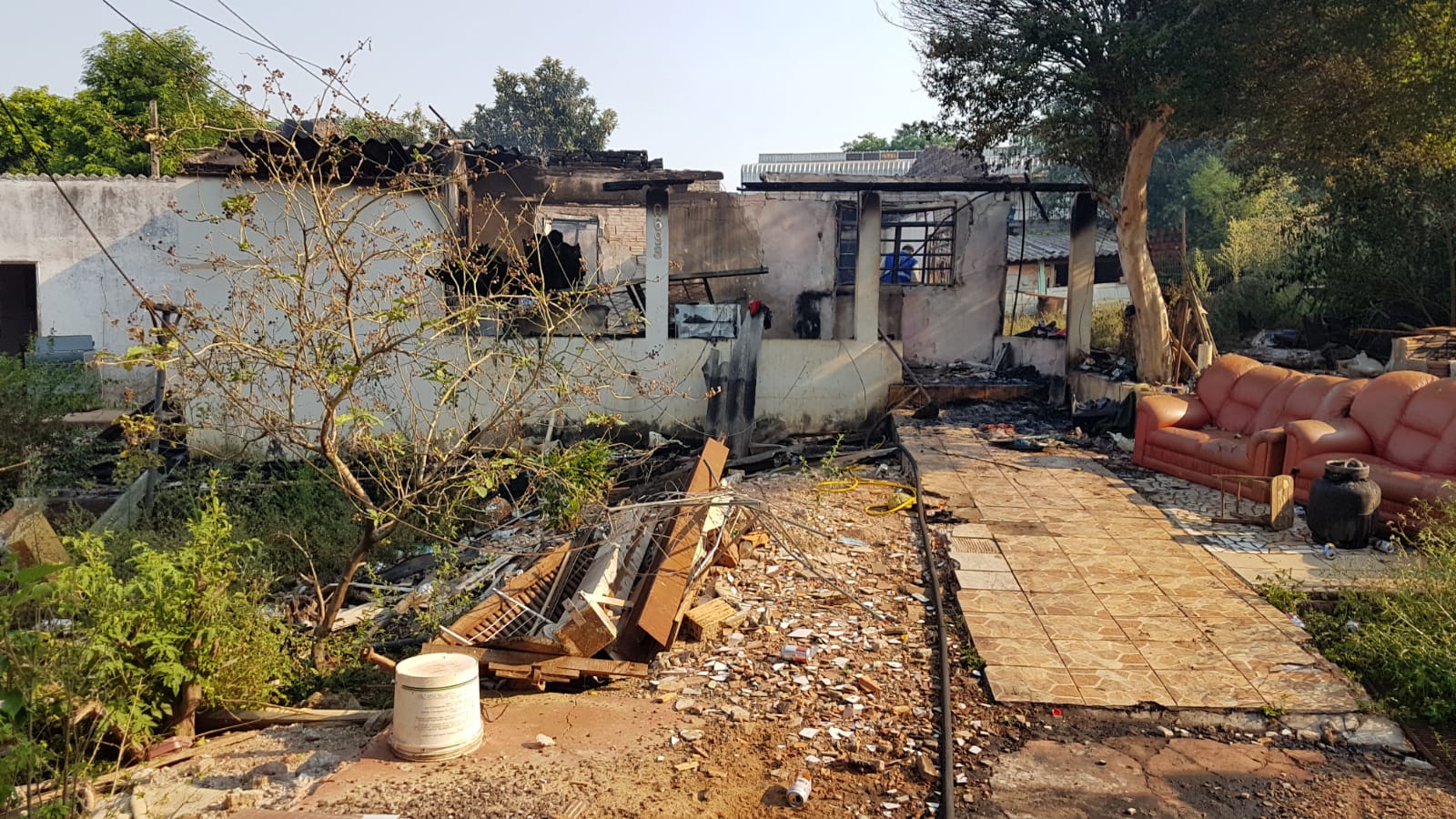 Corpo de Bombeiros faz novas buscas por vítimas em local de incêndio