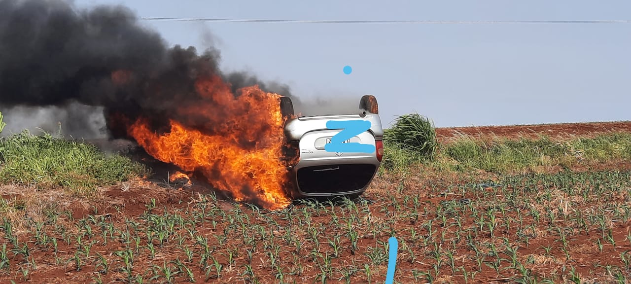 Carro capota e pega fogo na PR-488