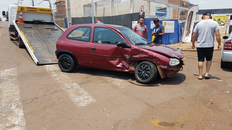 Corsa e Astra ficam danificados após colisão em cruzamento de Cascavel