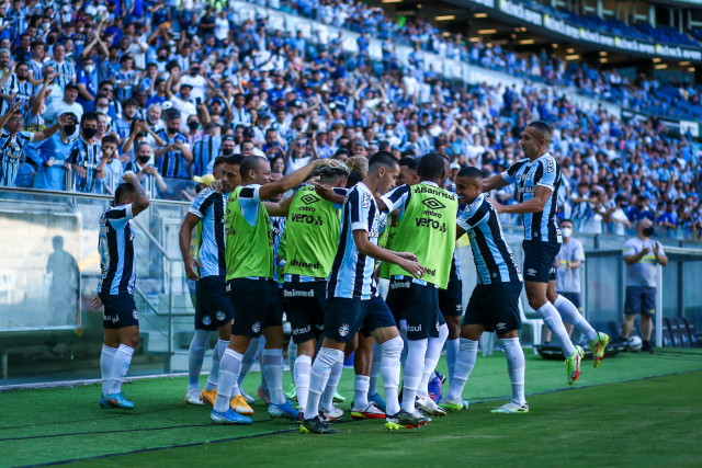 Na tarde de estreia do técnico Roger Machado, Grêmio goleia o São Luiz, na Arena 