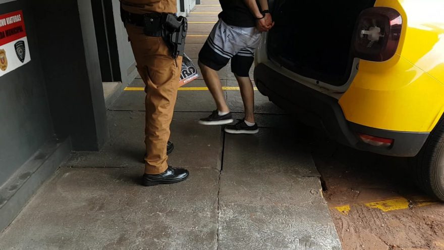 Jovem é detido vendendo drogas nas proximidades do Ecopark Oeste