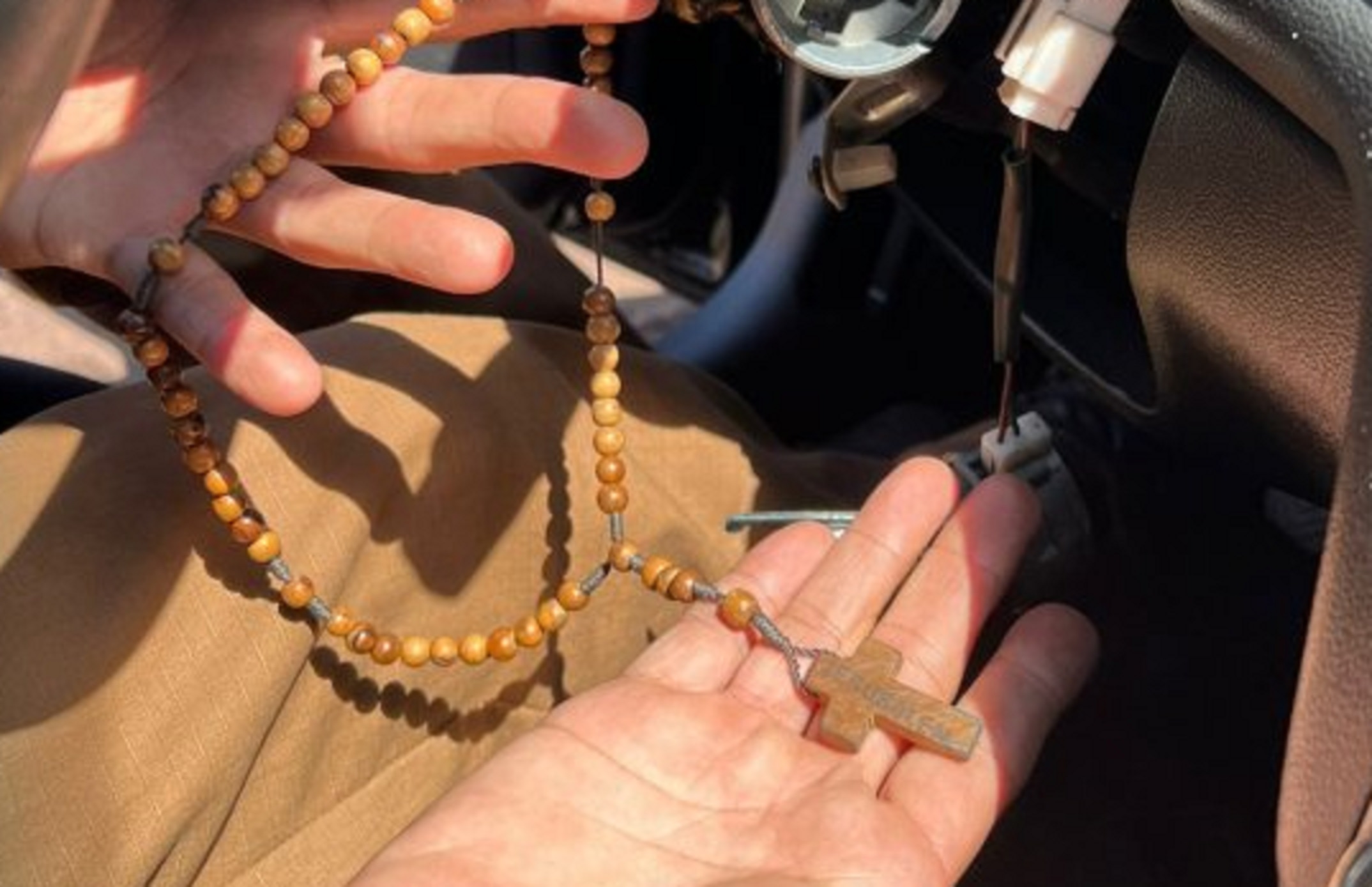Durante furto, ladrões utilizam crucifixo para ligar veículo Kia