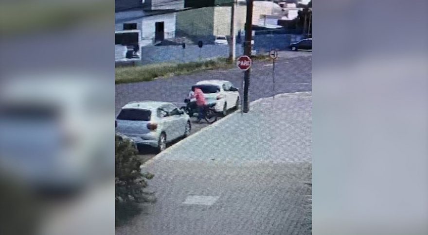 Criminoso furta moto estacionada em Cascavel e sai “chutado” sem capacete ; veja o vídeo