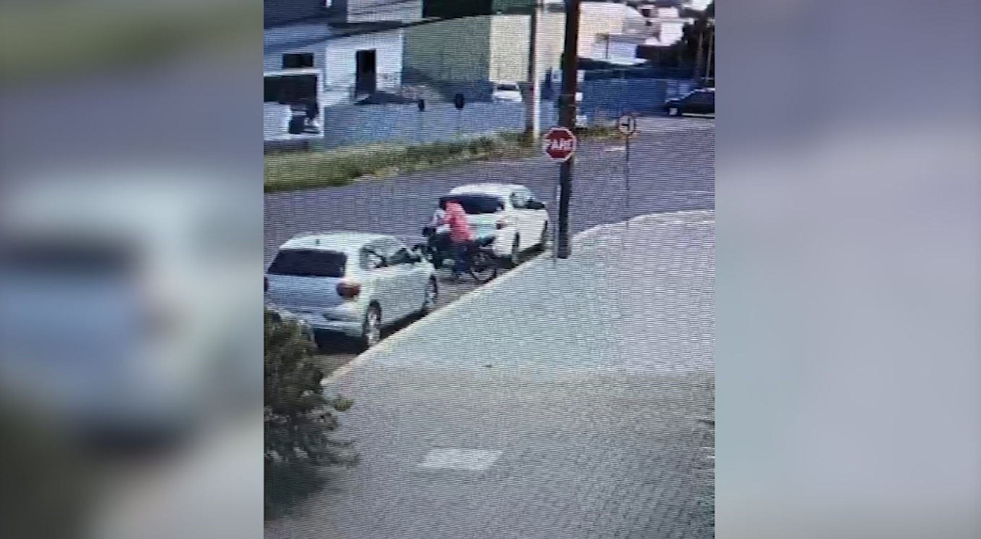 Criminoso furta moto estacionada em Cascavel e sai "chutado" sem capacete ; veja o vídeo