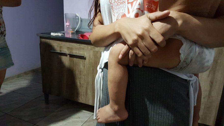 Moradora do Bairro Santa Felicidade pede ajuda de doações de alimentos e fraldas para crianças