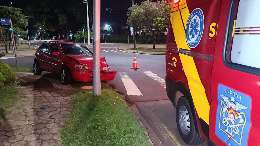 Homem é socorrido pelo Siate após colidir Celta contra semáforo no Centro