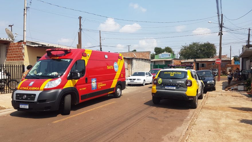 Homem cai do telhado em cima de cacos de vidro