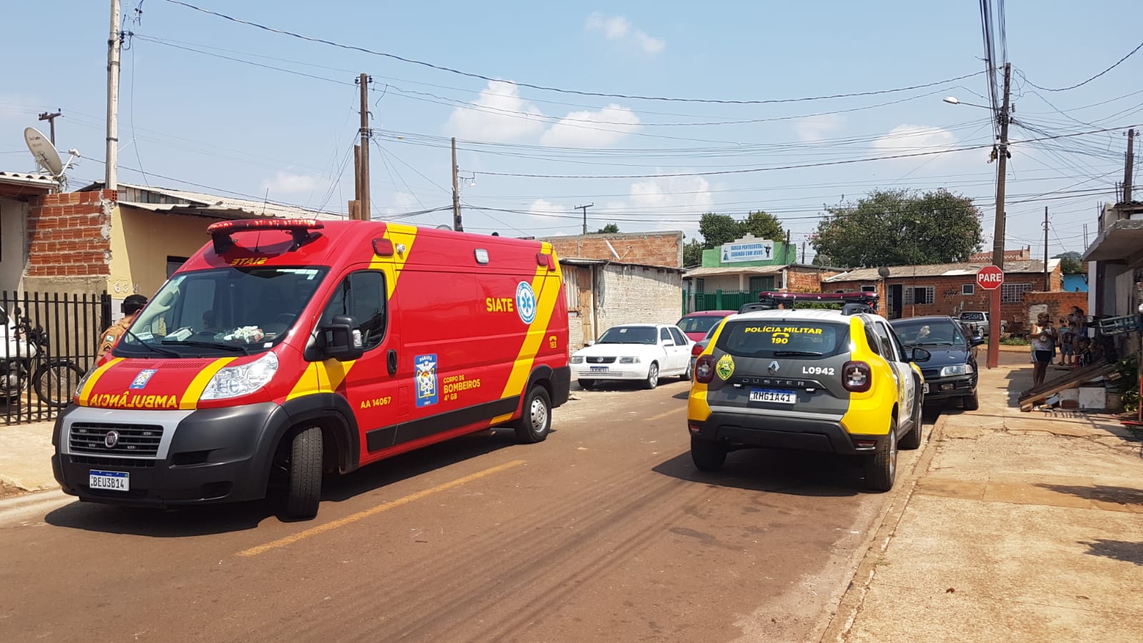 Homem cai do telhado em cima de cacos de vidro