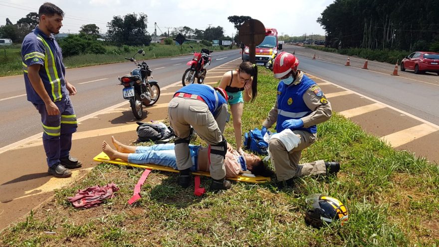 Homem e mulher caem de moto e ficam feridos
