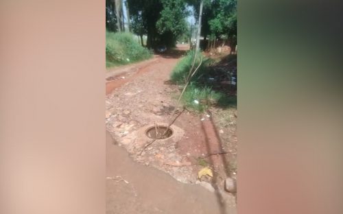 Moradores do Interlagos seguem pedindo obras na Rua Homero; Bueiro aberto e estrada cheia de valetas provoca risco de acidentes