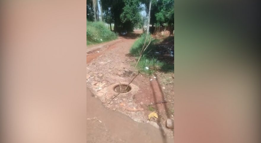 Moradores do Interlagos seguem pedindo obras na Rua Homero; Bueiro aberto e estrada cheia de valetas provoca risco de acidentes
