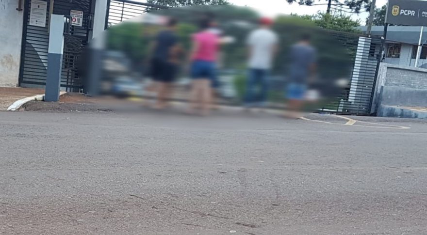 Crianças que retiraram placas de veículos para decorar quarto são encaminhadas à Delegacia de Polícia Civil
