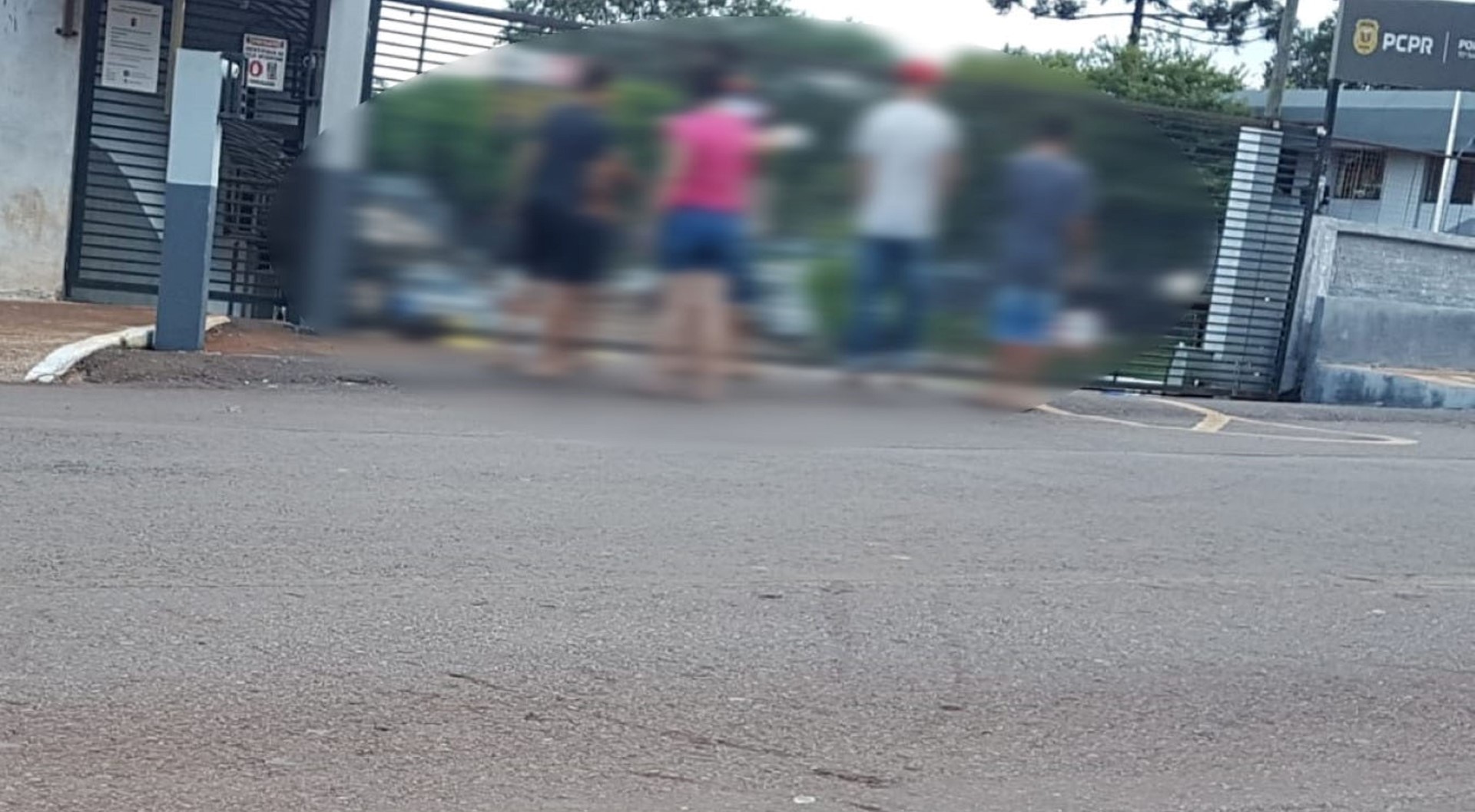 Crianças que retiraram placas de veículos para decorar quarto são encaminhadas à Delegacia de Polícia Civil