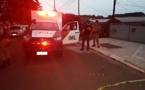 Homem é encontrado morto em residência no Bairro Guarujá; Ele teria sido baleado ontem, sábado (19) Imagem referente a Homem é encontrado morto em residência no Bairro Guarujá; Ele teria sido baleado ontem, sábado (19)