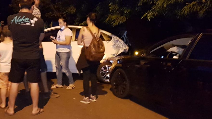 Vários carros se envolvem em acidente ao lado do Hospital Universitário, em Cascavel