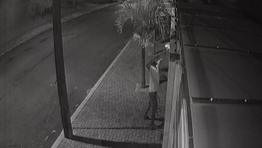 Vídeo mostra homem arrancando e furtando lâmpadas de imóvel no Santo Onofre