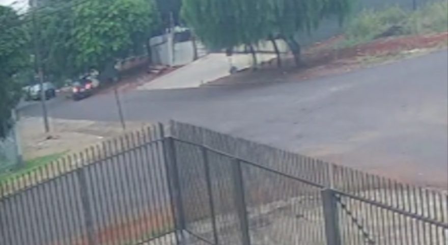 Strike: vídeo mostra Jetta batendo contra quatro carros estacionados em frente ao HU