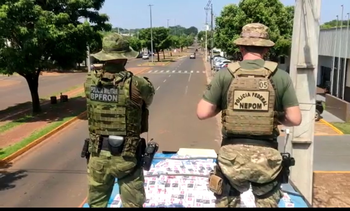 Polícia Federal e BPFRON apreendem armas de fogo, droga, fardas camufladas e caminhão carregado com cigarros contrabandeados em Guaíra-PR