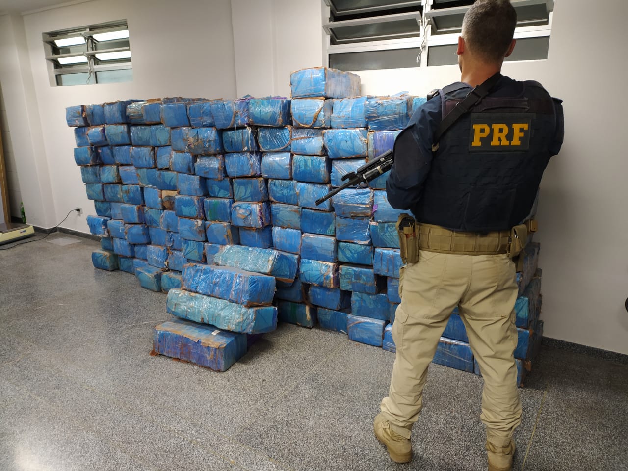 Em menos de 24 horas, PRF realiza nova apreensão de 2 toneladas de maconha no Paraná