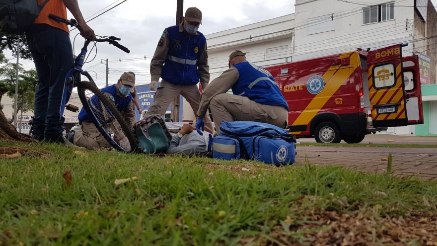Ciclistas se envolvem em colisão na Avenida Brasil e Corpo de Bombeiros é mobilizado