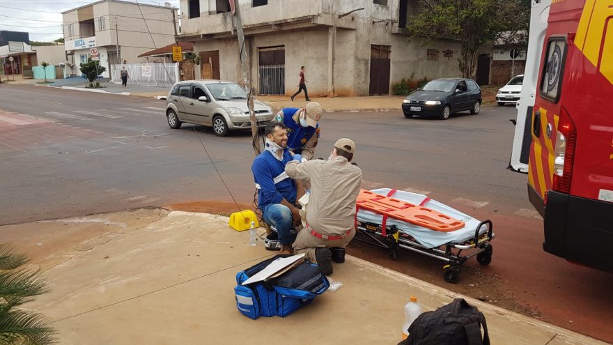 Homem fica ferido após acidente entre carro e moto na Av. Tito Muffato, em Cascavel